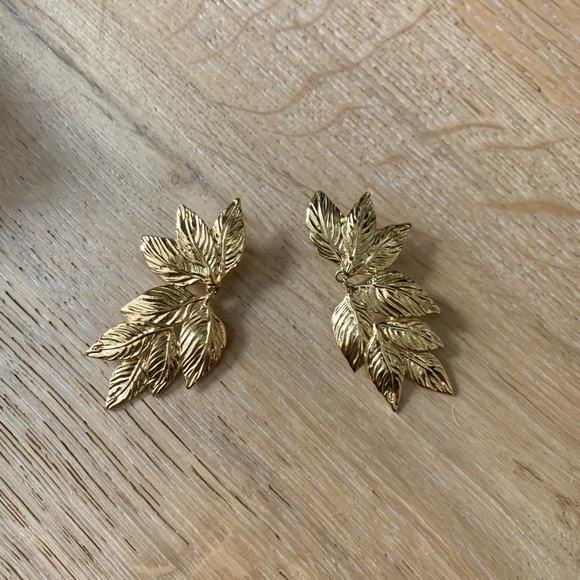 Sezane Bianca gold leaf drop earrings RARE - Picture 3 of 11